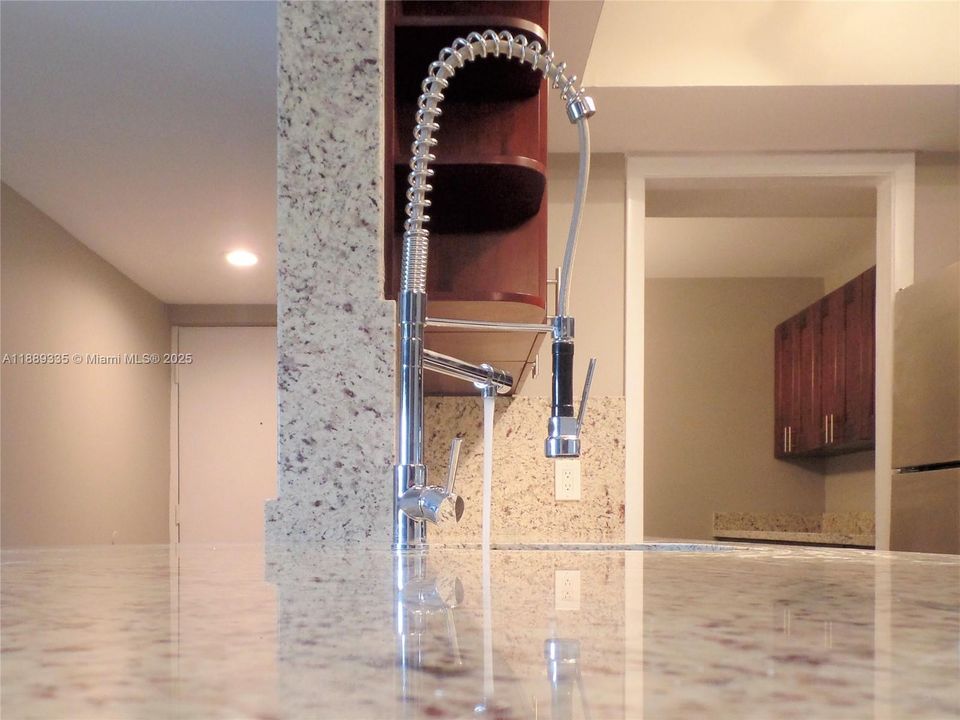 合同活跃: $2,395 (2 贝兹, 2 浴室, 1030 平方英尺)