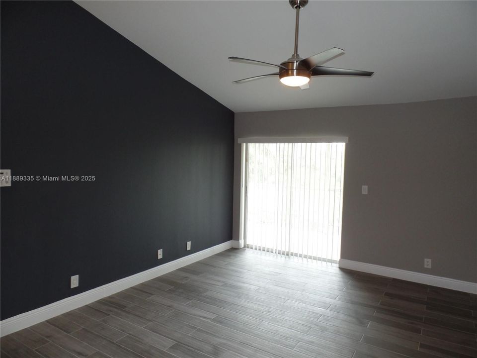 合同活跃: $2,395 (2 贝兹, 2 浴室, 1030 平方英尺)