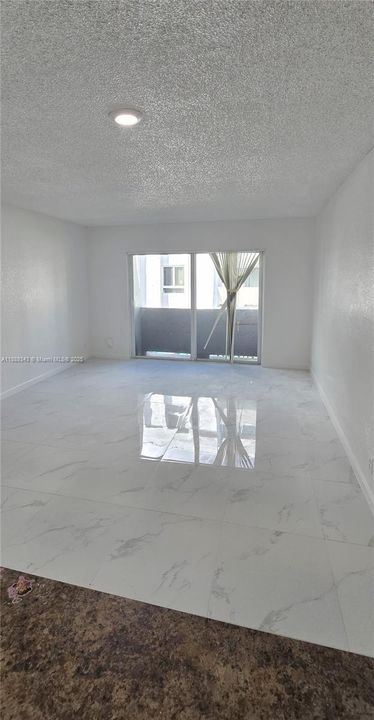 合同活跃: $1,825 (1 贝兹, 1 浴室, 650 平方英尺)