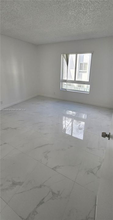 合同活跃: $1,825 (1 贝兹, 1 浴室, 650 平方英尺)