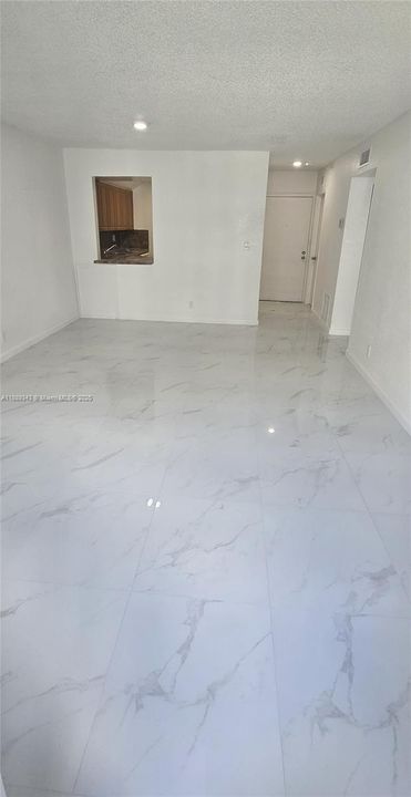 合同活跃: $1,825 (1 贝兹, 1 浴室, 650 平方英尺)