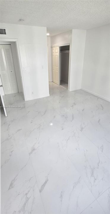 合同活跃: $1,825 (1 贝兹, 1 浴室, 650 平方英尺)