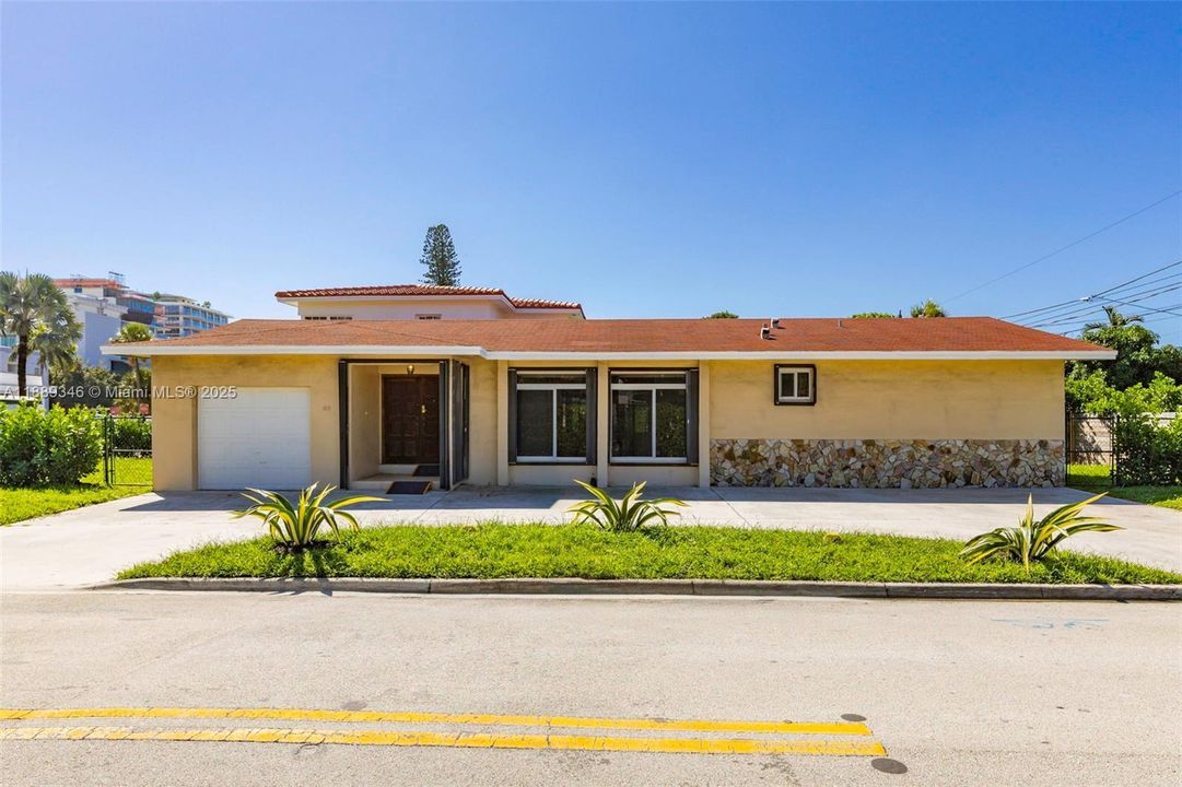 For Sale: $1,595,000 (3 beds, 2 baths, 1666 Square Feet)