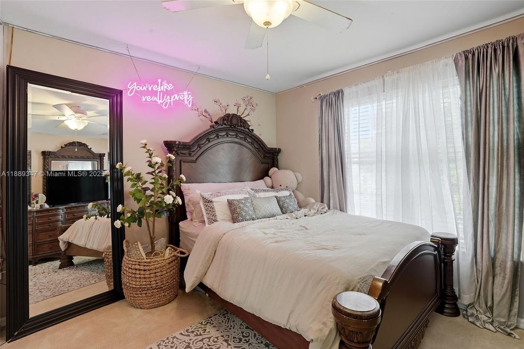 En Venta: $410,000 (4 camas, 3 baños, 2745 Pies cuadrados)