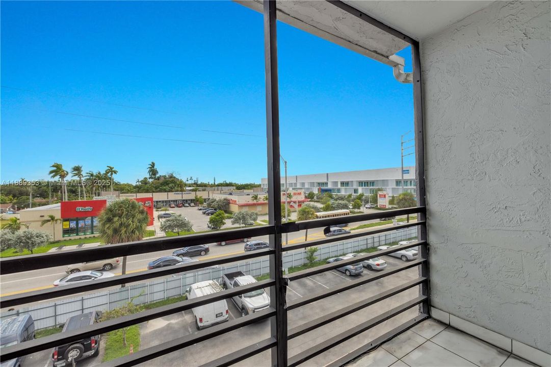 For Sale: $120,000 (1 beds, 1 baths, 691 Square Feet)