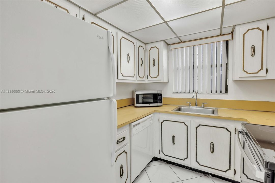 For Sale: $120,000 (1 beds, 1 baths, 691 Square Feet)