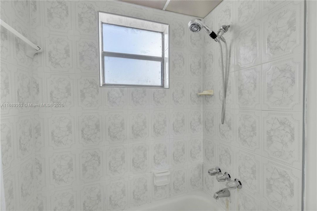 For Sale: $120,000 (1 beds, 1 baths, 691 Square Feet)