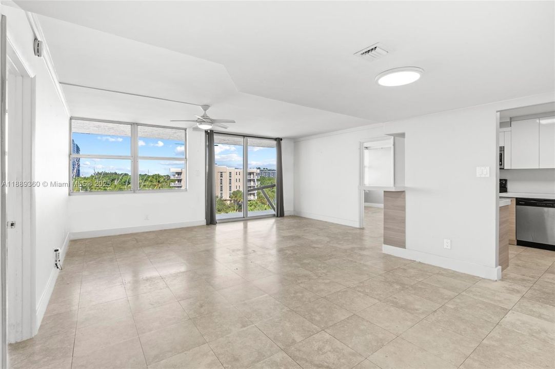 Active With Contract: $299,000 (2 beds, 2 baths, 1132 Square Feet)