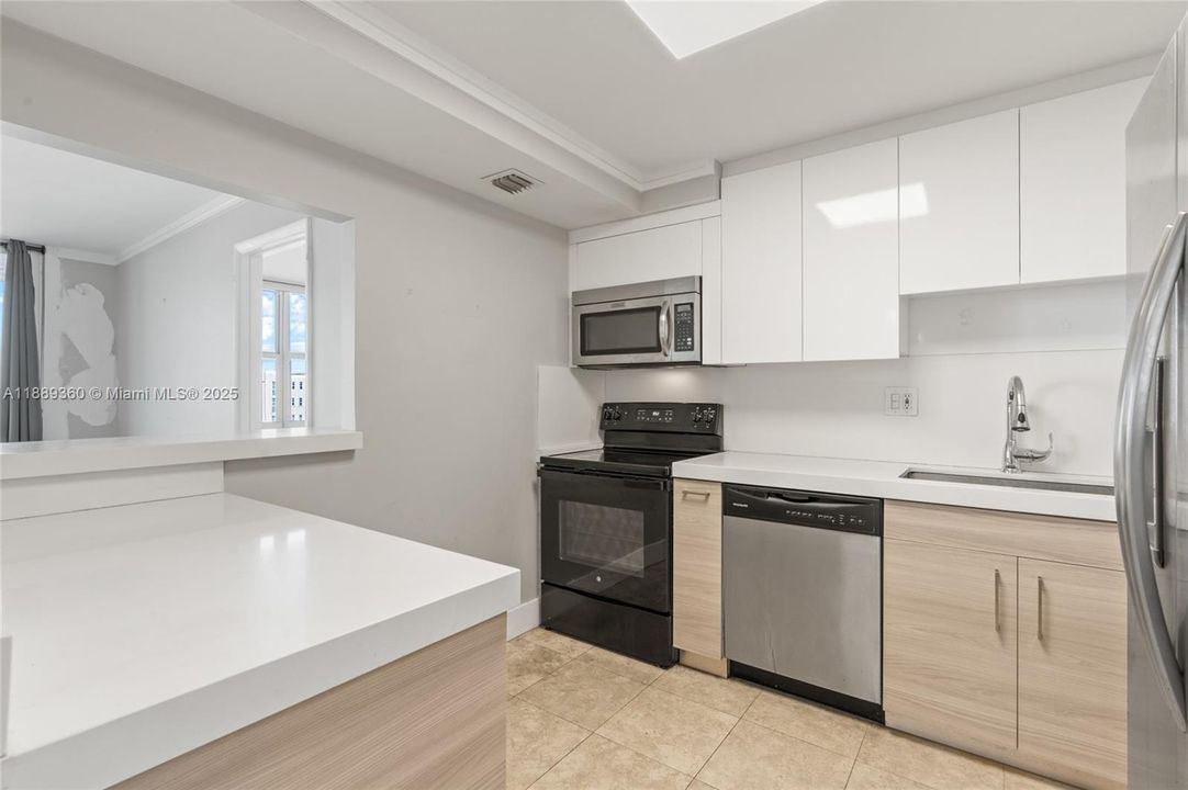 Active With Contract: $299,000 (2 beds, 2 baths, 1132 Square Feet)