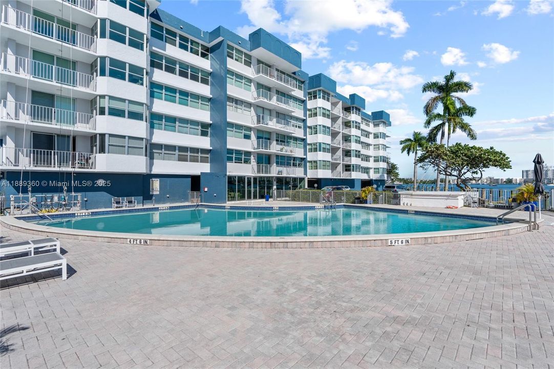 Active With Contract: $299,000 (2 beds, 2 baths, 1132 Square Feet)