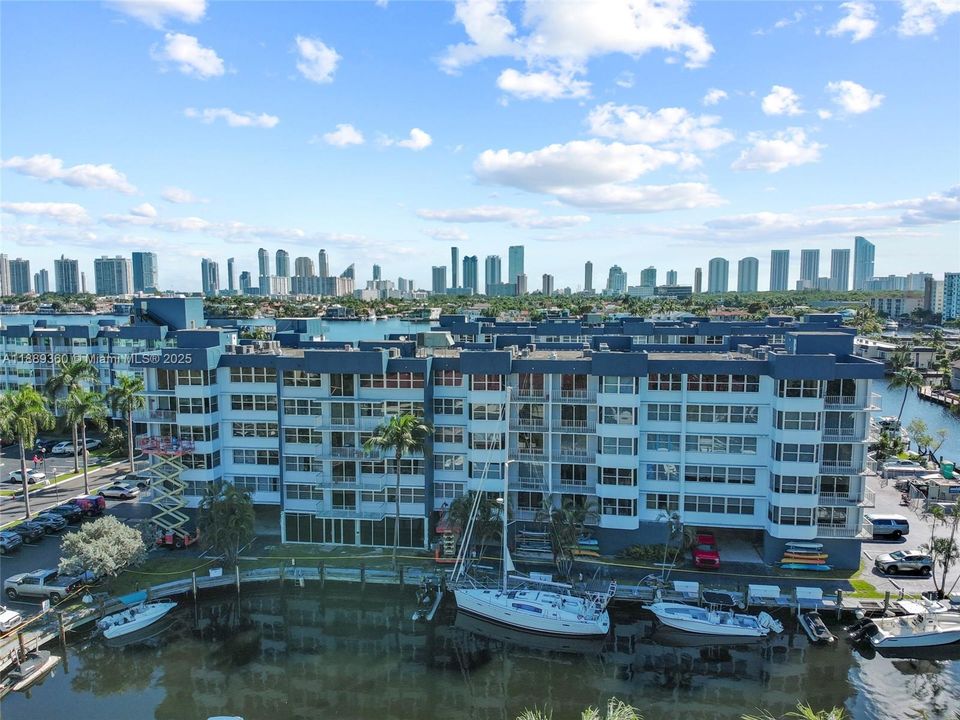 Active With Contract: $299,000 (2 beds, 2 baths, 1132 Square Feet)