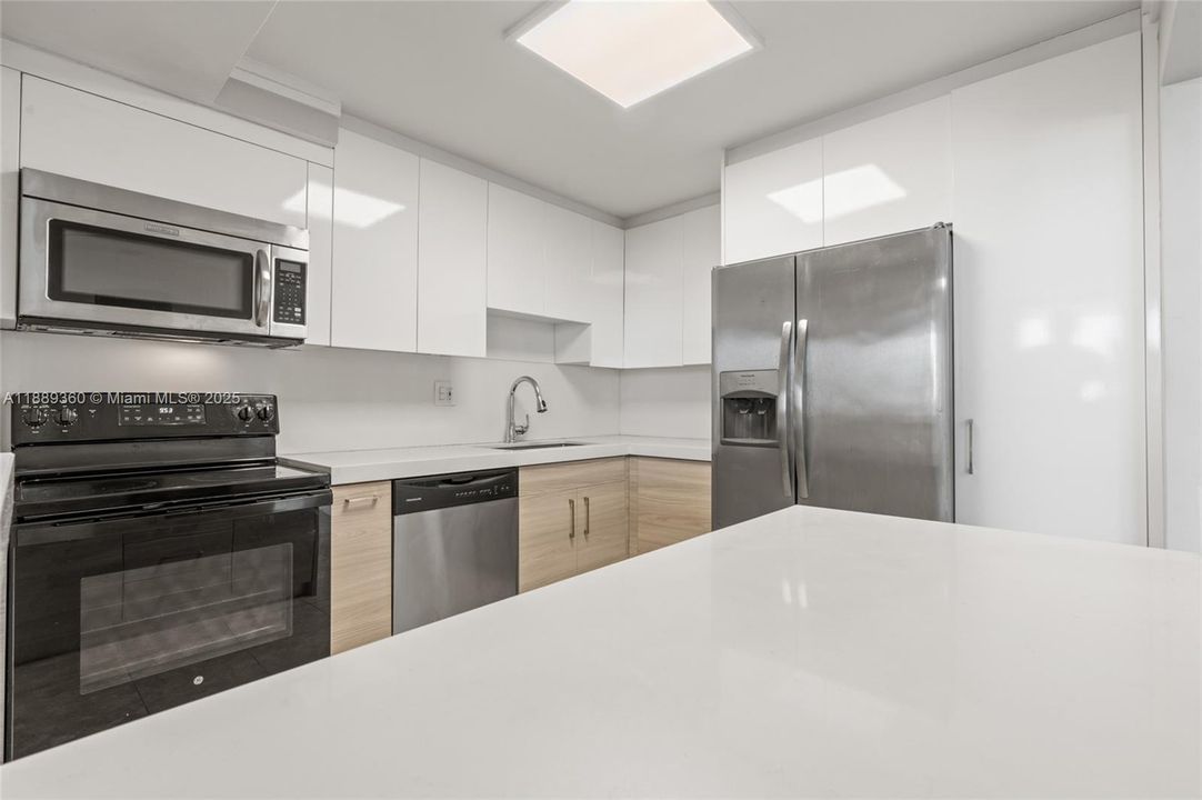 Active With Contract: $299,000 (2 beds, 2 baths, 1132 Square Feet)