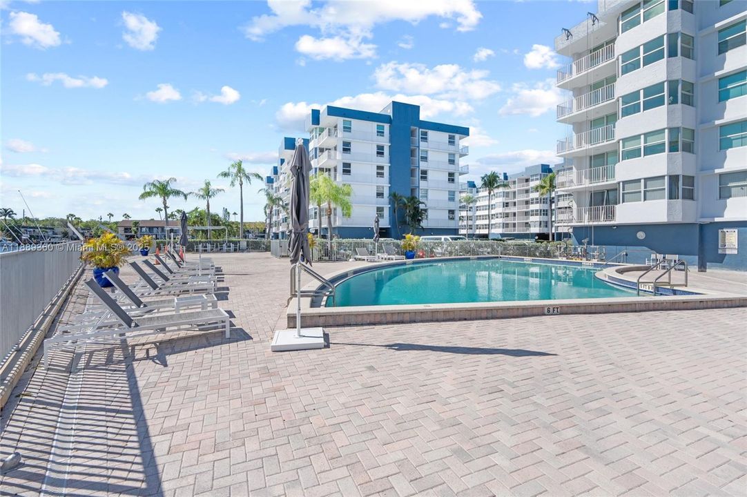 Active With Contract: $299,000 (2 beds, 2 baths, 1132 Square Feet)