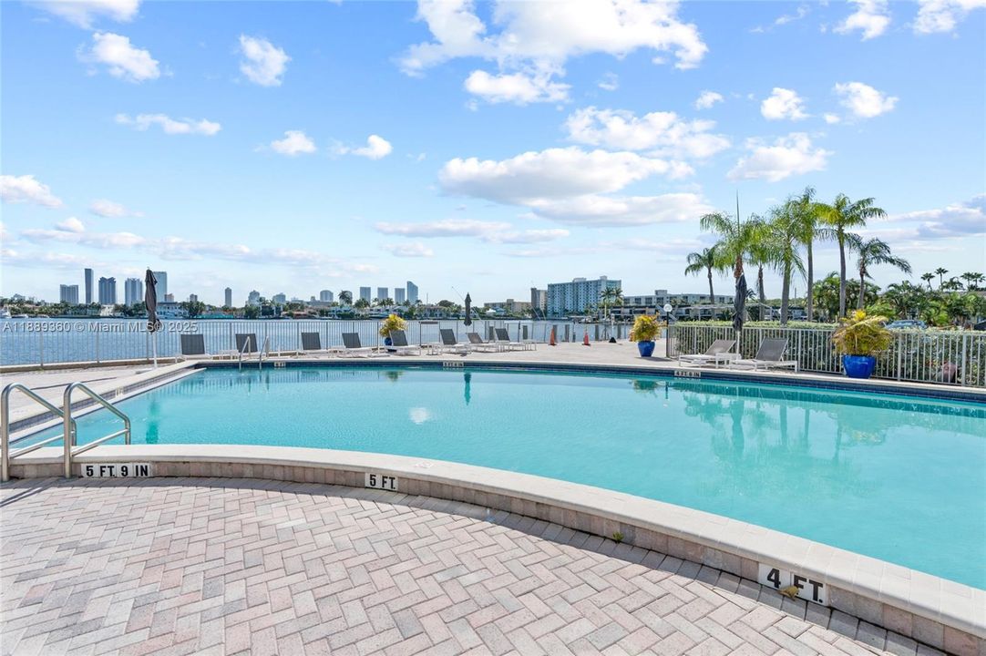 Active With Contract: $299,000 (2 beds, 2 baths, 1132 Square Feet)