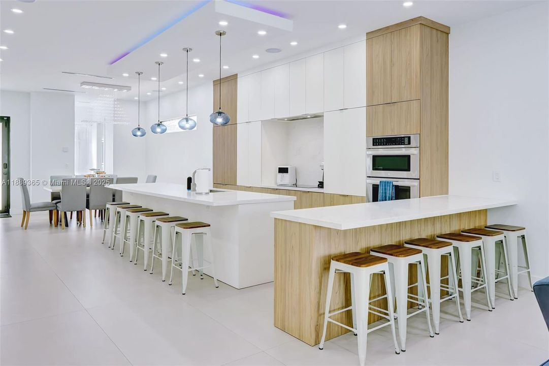 Activo con contrato: $2,095,000 (5 camas, 3 baños, 2266 Pies cuadrados)