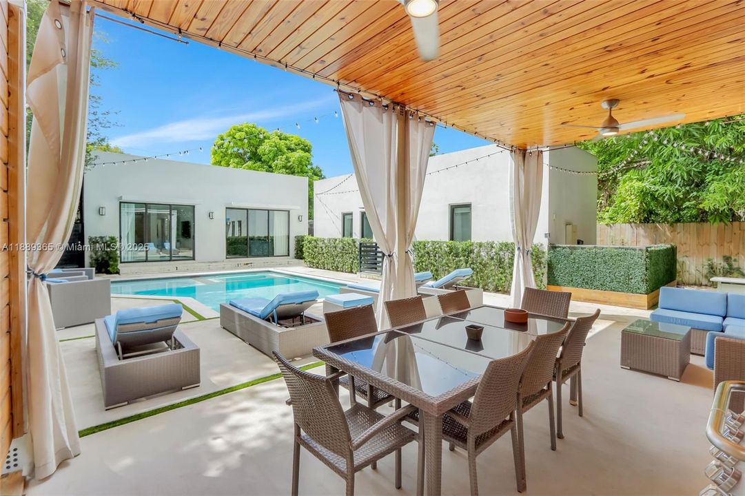 Activo con contrato: $2,095,000 (5 camas, 3 baños, 2266 Pies cuadrados)