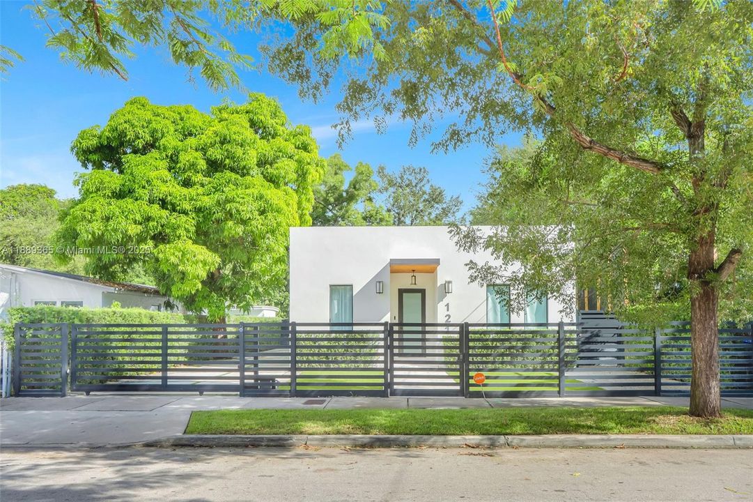 Activo con contrato: $2,095,000 (5 camas, 3 baños, 2266 Pies cuadrados)