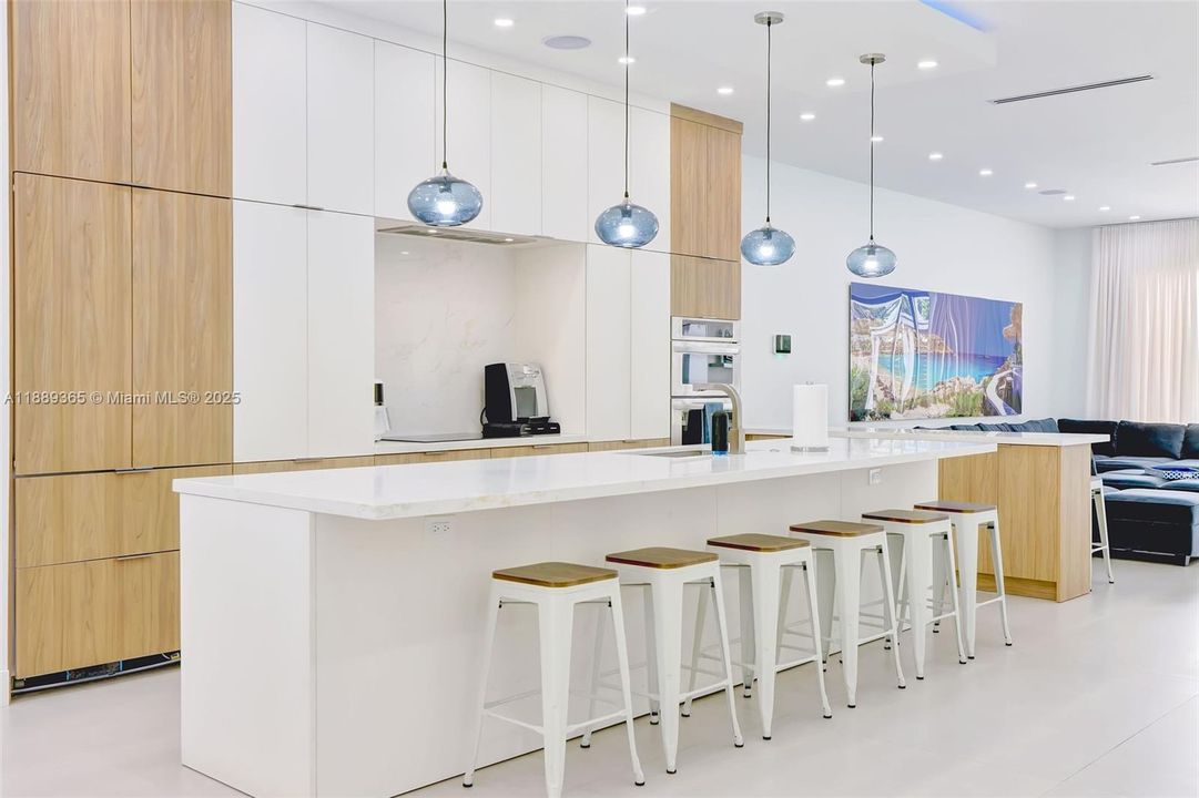 Activo con contrato: $2,095,000 (5 camas, 3 baños, 2266 Pies cuadrados)