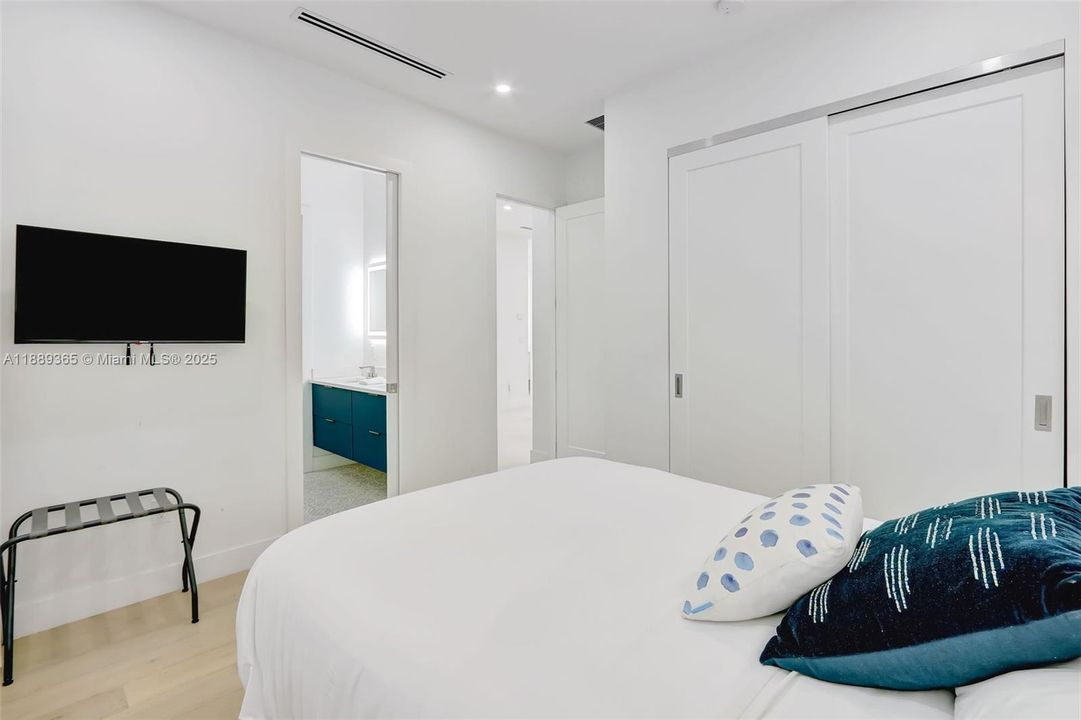 Activo con contrato: $2,095,000 (5 camas, 3 baños, 2266 Pies cuadrados)