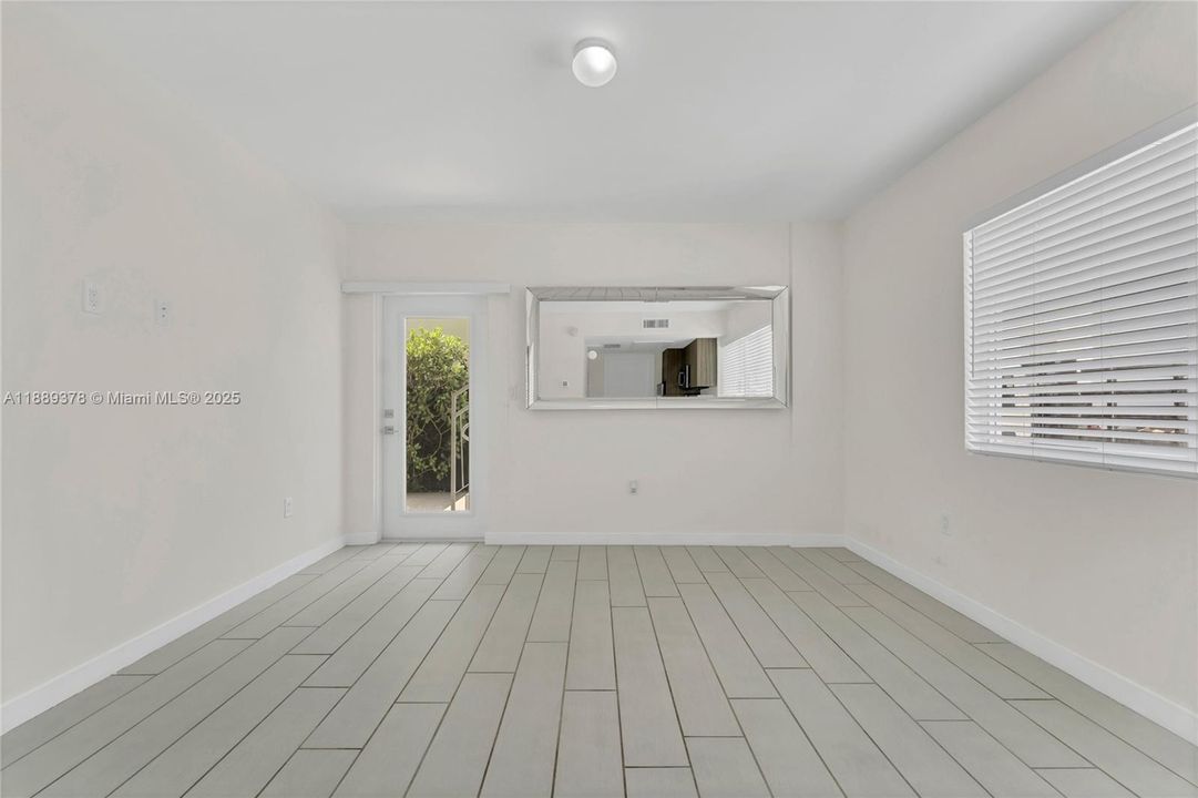 合同活跃: $249,000 (1 贝兹, 1 浴室, 448 平方英尺)