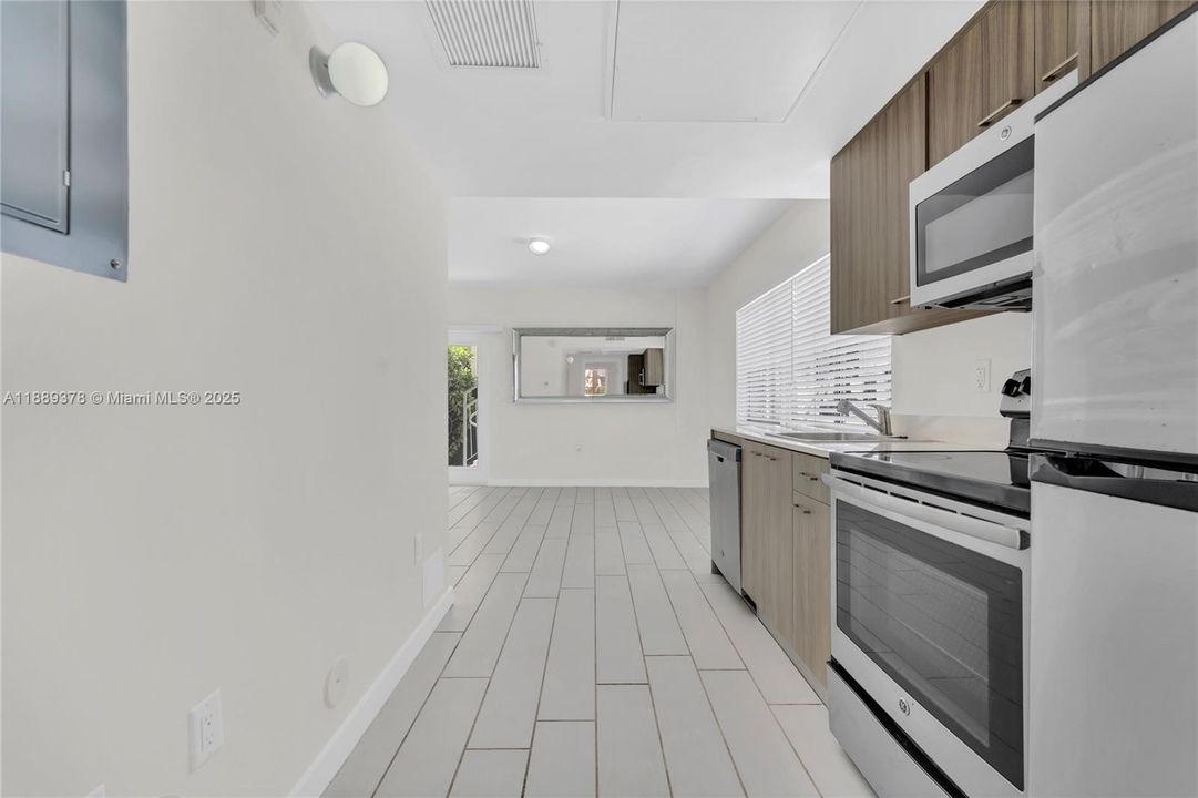 合同活跃: $249,000 (1 贝兹, 1 浴室, 448 平方英尺)