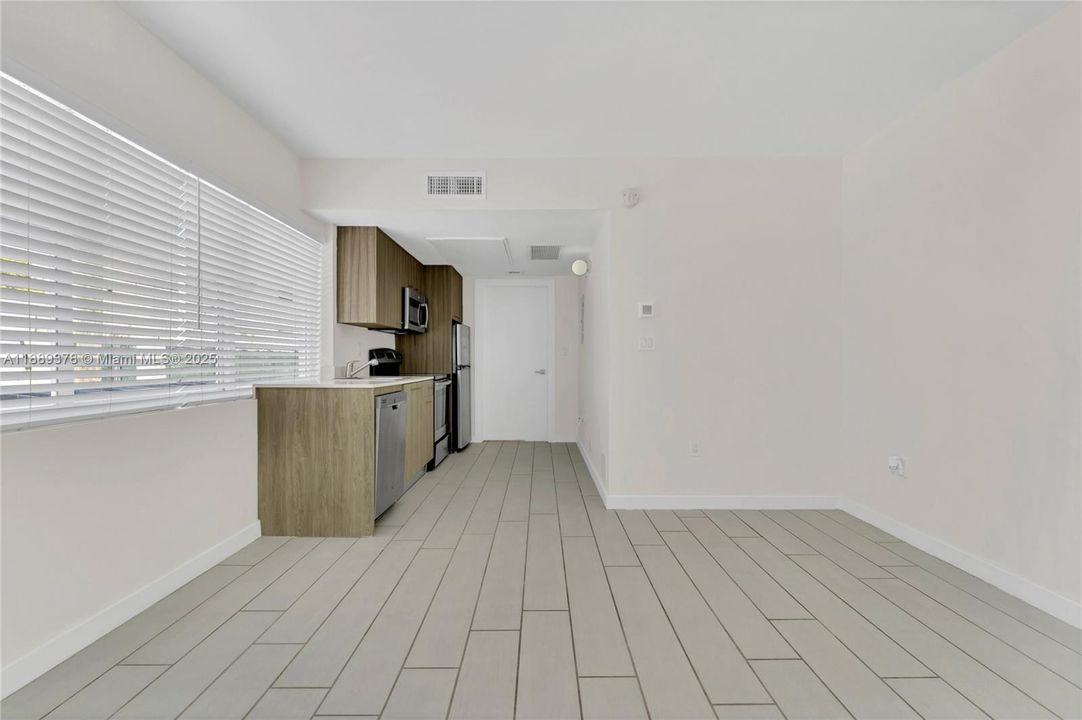 合同活跃: $249,000 (1 贝兹, 1 浴室, 448 平方英尺)