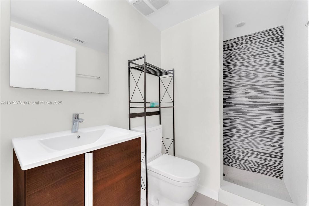 合同活跃: $249,000 (1 贝兹, 1 浴室, 448 平方英尺)