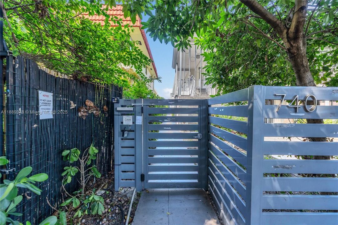 合同活跃: $249,000 (1 贝兹, 1 浴室, 448 平方英尺)