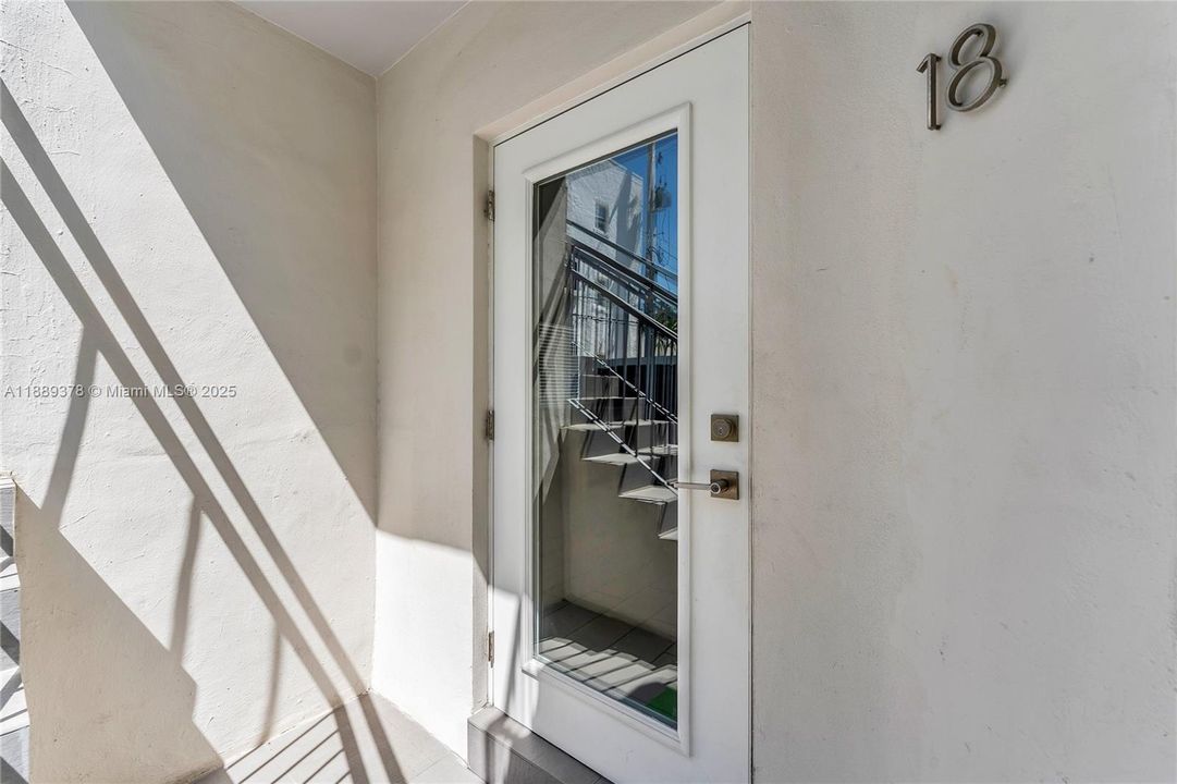 合同活跃: $249,000 (1 贝兹, 1 浴室, 448 平方英尺)