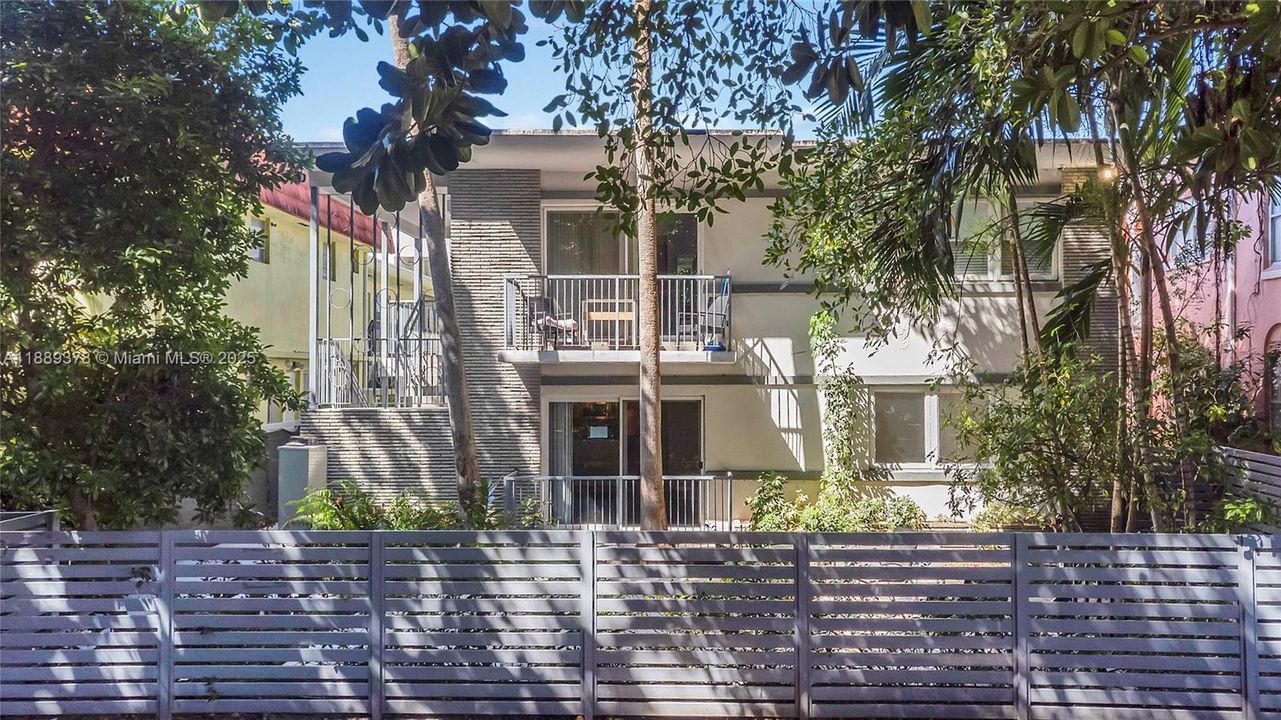 合同活跃: $249,000 (1 贝兹, 1 浴室, 448 平方英尺)