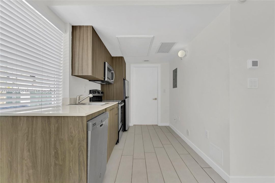 合同活跃: $249,000 (1 贝兹, 1 浴室, 448 平方英尺)