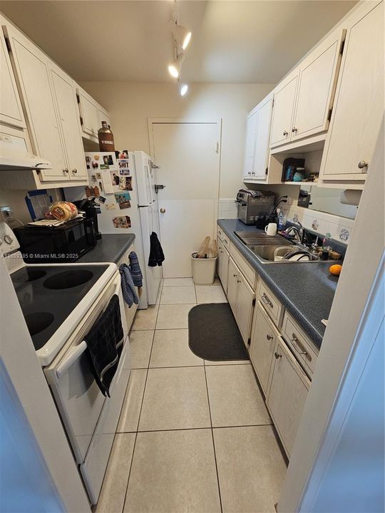 For Sale: $254,950 (2 beds, 1 baths, 850 Square Feet)