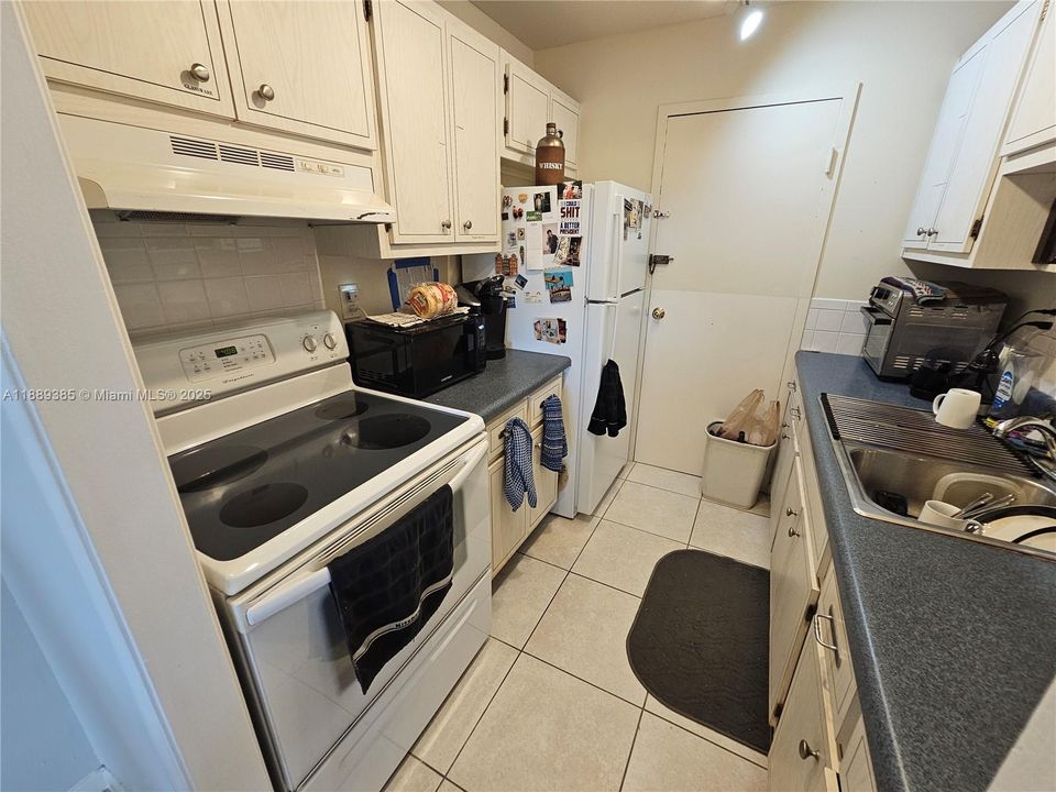 For Sale: $254,950 (2 beds, 1 baths, 850 Square Feet)