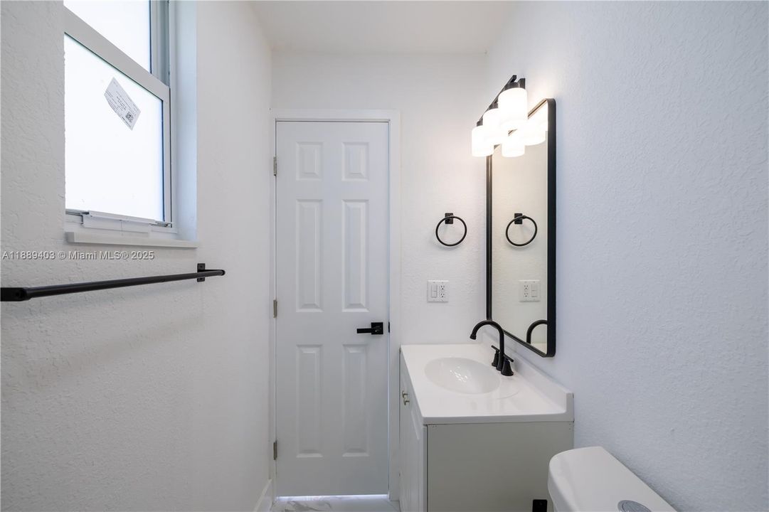 Под контрактом: $475,000 (3 спален, 2 ванн, 1088 Квадратных фут)