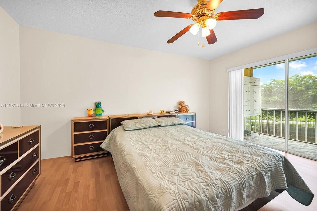 For Sale: $150,000 (2 beds, 2 baths, 992 Square Feet)