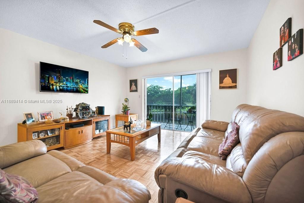 For Sale: $150,000 (2 beds, 2 baths, 992 Square Feet)