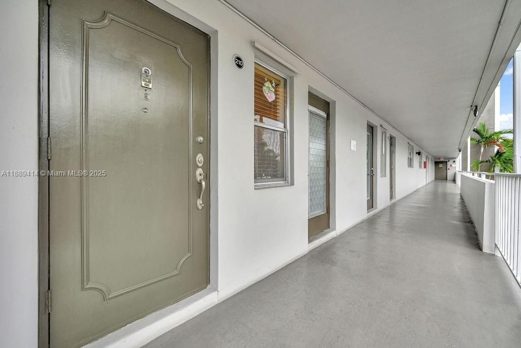 For Sale: $150,000 (2 beds, 2 baths, 992 Square Feet)