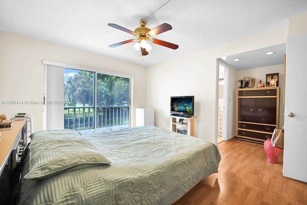 For Sale: $150,000 (2 beds, 2 baths, 992 Square Feet)