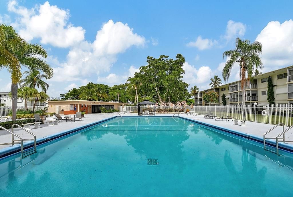 For Sale: $150,000 (2 beds, 2 baths, 992 Square Feet)