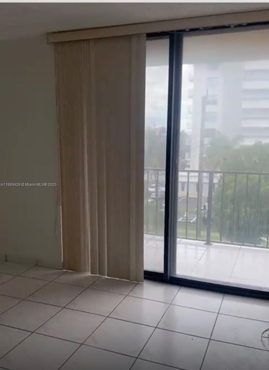 For Sale: $175,000 (1 beds, 1 baths, 722 Square Feet)