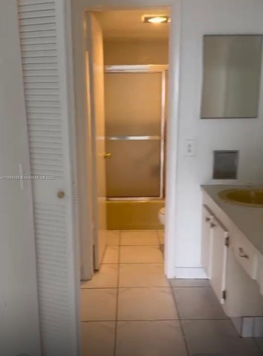 For Sale: $175,000 (1 beds, 1 baths, 722 Square Feet)