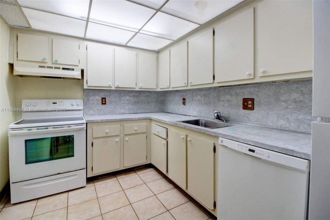 合同活跃: $175,000 (2 贝兹, 2 浴室, 1060 平方英尺)