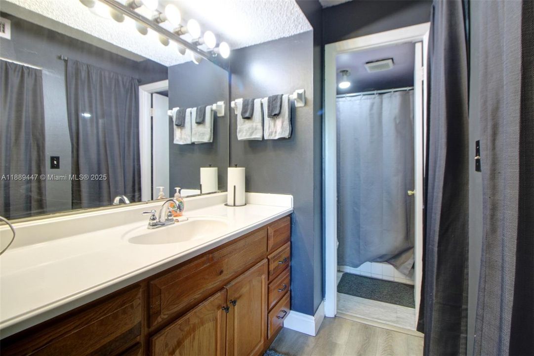 合同活跃: $175,000 (2 贝兹, 2 浴室, 1060 平方英尺)