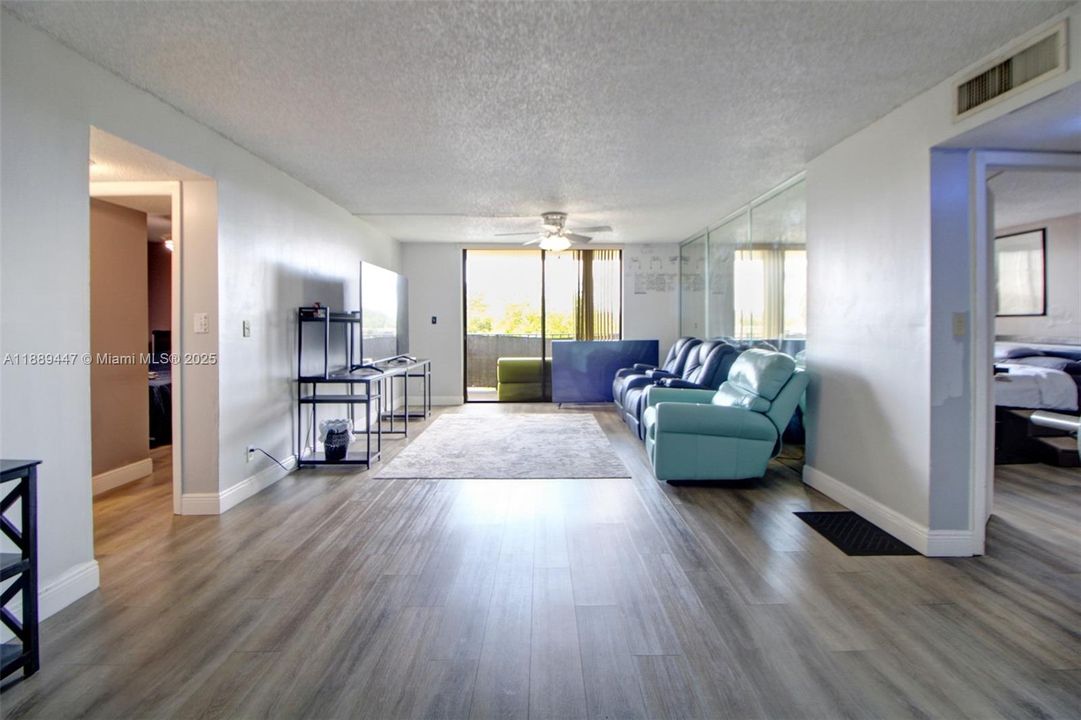 合同活跃: $175,000 (2 贝兹, 2 浴室, 1060 平方英尺)