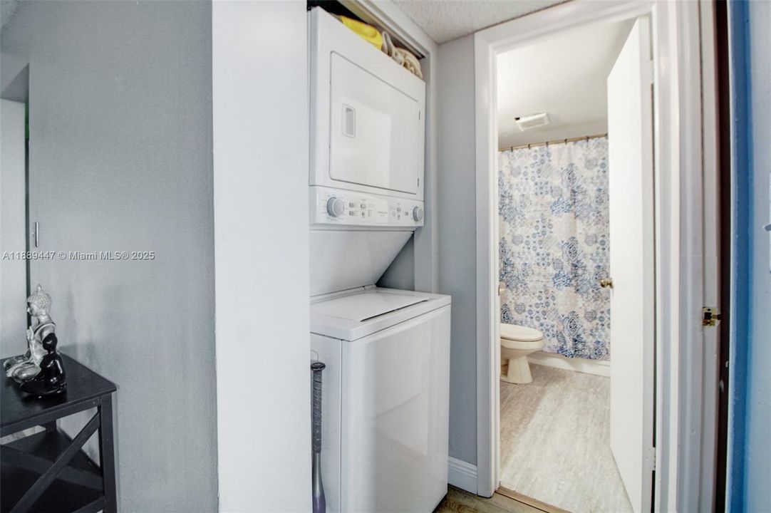 合同活跃: $175,000 (2 贝兹, 2 浴室, 1060 平方英尺)