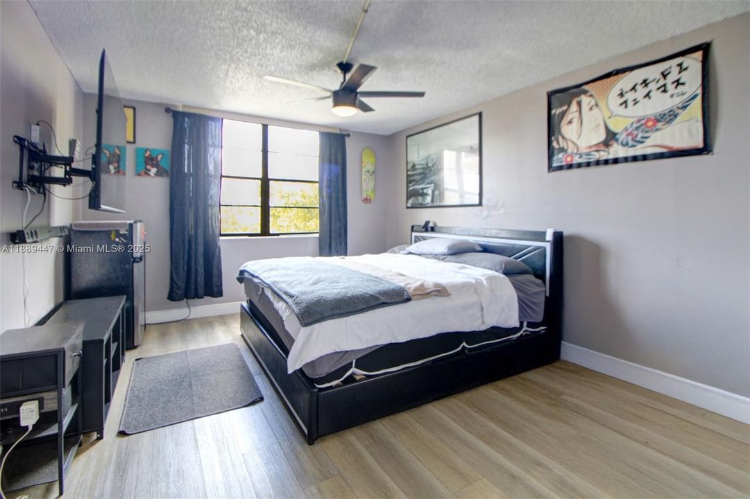 合同活跃: $175,000 (2 贝兹, 2 浴室, 1060 平方英尺)