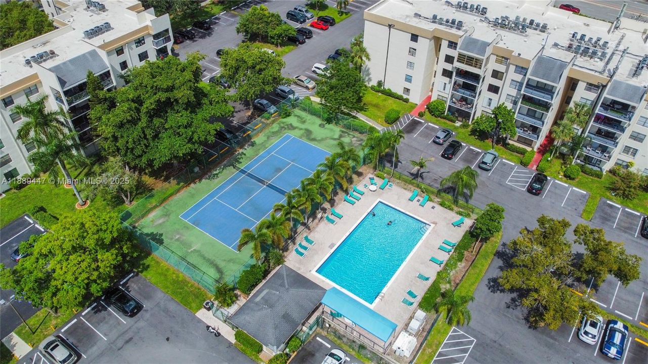 合同活跃: $175,000 (2 贝兹, 2 浴室, 1060 平方英尺)