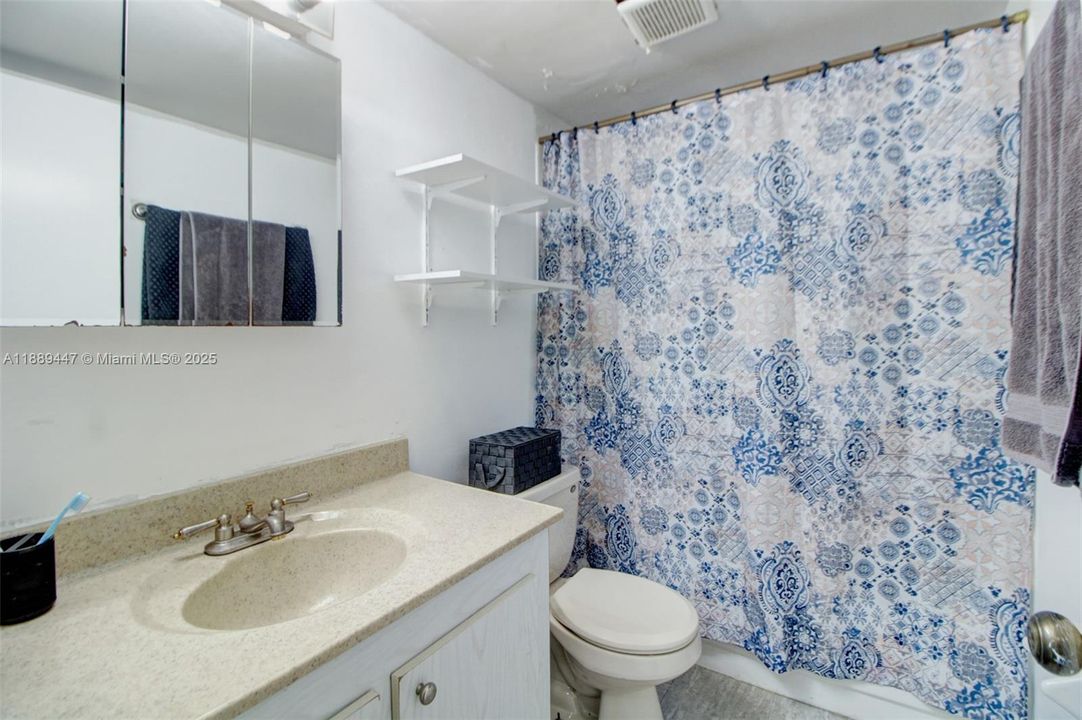 合同活跃: $175,000 (2 贝兹, 2 浴室, 1060 平方英尺)