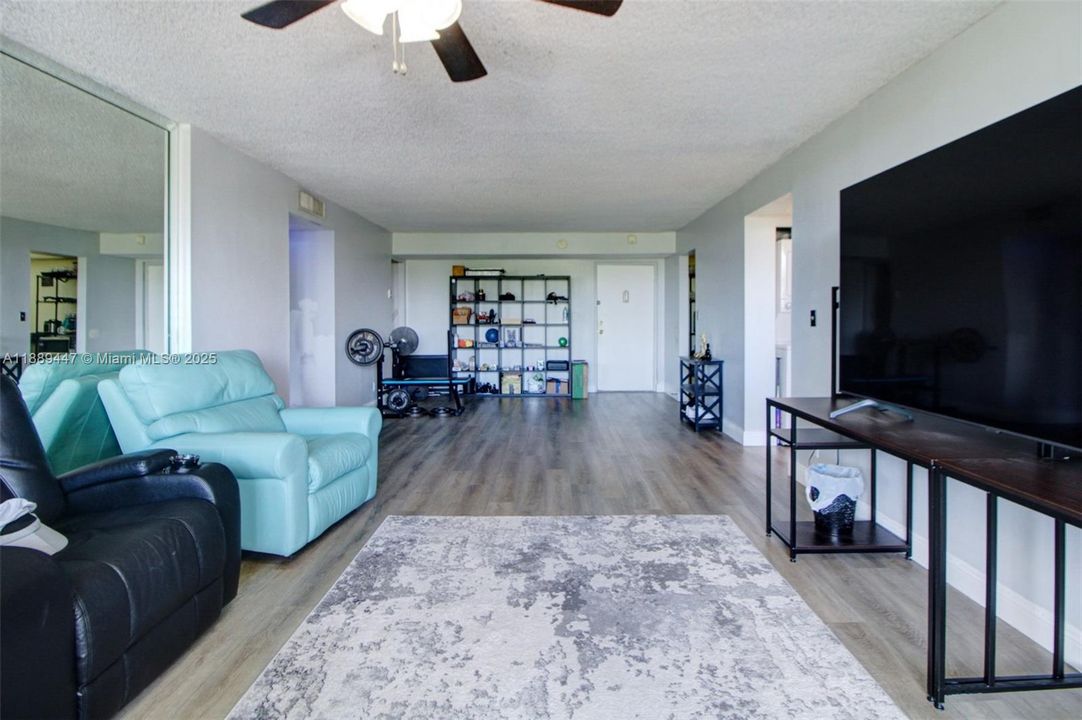 合同活跃: $175,000 (2 贝兹, 2 浴室, 1060 平方英尺)