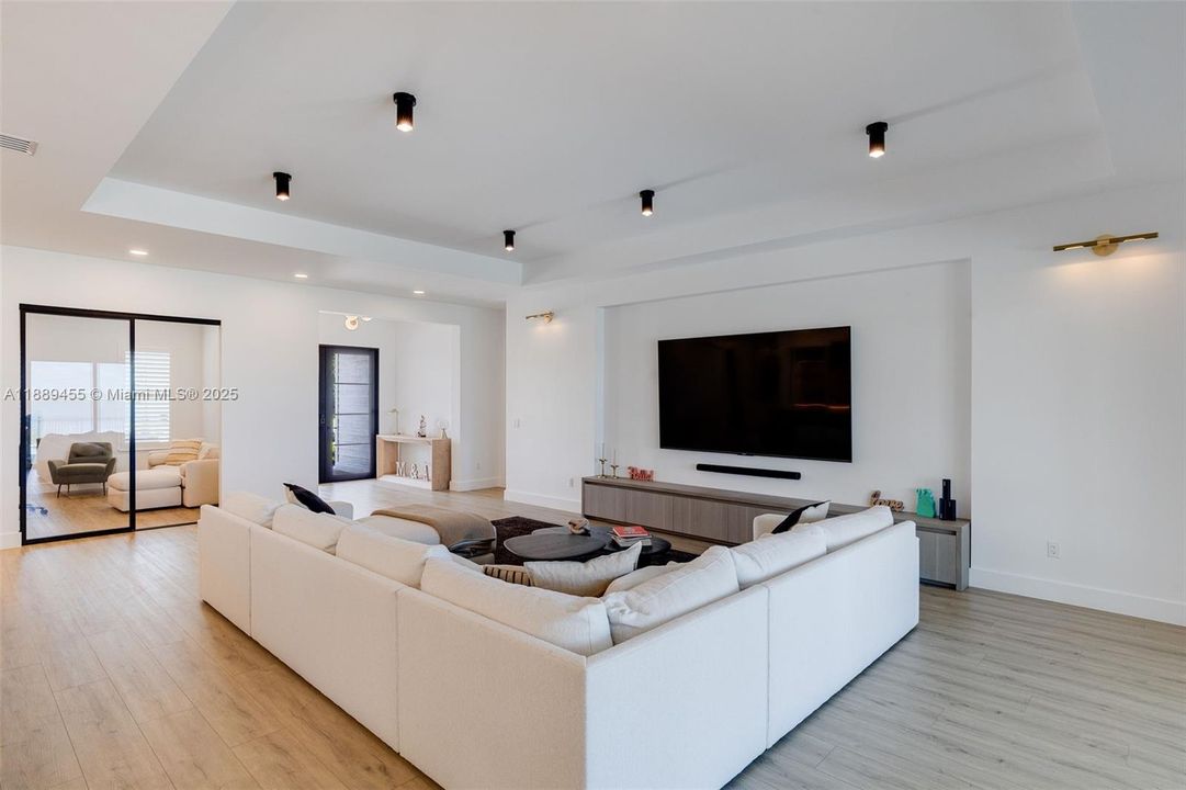 На продажу: $1,995,000 (3 спален, 3 ванн, 2738 Квадратных фут)